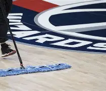 关于华盛顿奇才训练开放日；赛后内部沟通引欢呼；法甲在即；更衣室氛围转暖的信息